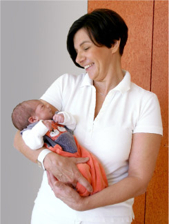 Nachsorge eines Neugeborenen Babys in der Klinik