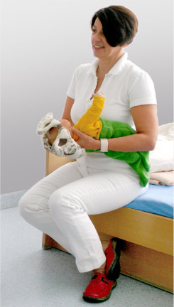 Margarethe Mroz demonstriert an Modell den Geburtsweg